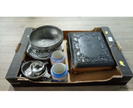 1 BOX OF ASSORTED ITEMS (VINTAGE BOOK OF FRAMES FOR PICTURES) 