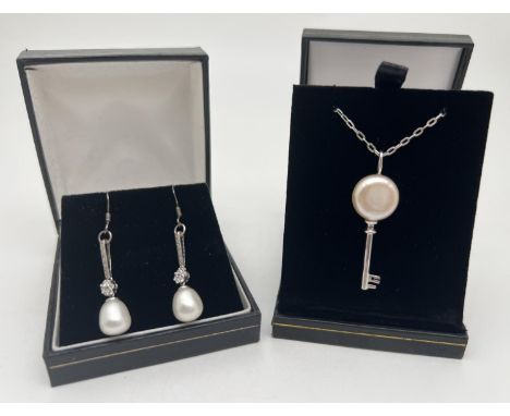 A 925 silver key shaped pendant set with 13mm pearl, on a 17" chain, together with a pair of silver drop earrings (approx. 4.