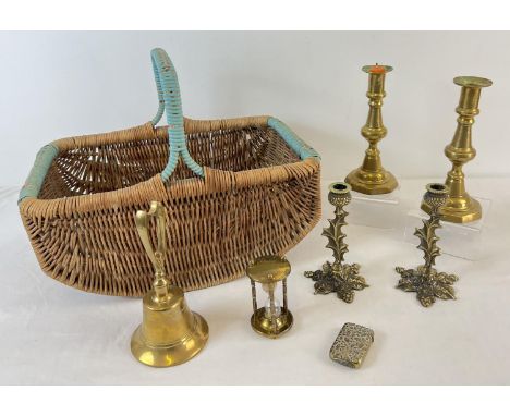 A small collection of assorted vintage brass items, in a 1940's shopping basket. Brass ware to include Edwardian vesta case w