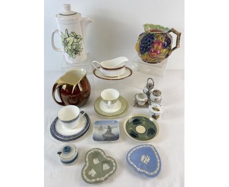 A box of assorted vintage ceramics to include Royal Doulton, Wedgwood, Royal Worcester. Lot includes Royal Winton 'Rouge' jug