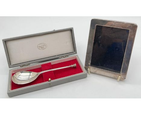 A boxed vintage silver copy of The Leicester Spoon, by George Tarratt Vanders. Fully hallmarked to reverse of handle for 1976