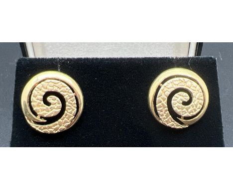 A pair of 9ct gold vintage spiral design stud earrings in both plain and hammered effect finish. Studs approx. 1.75cm diamete