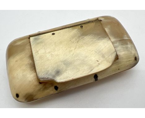 An antique horn rectangular shaped snuff box containing a small amount of snuff. Approx. 8 x 4.5cm. 