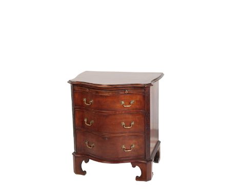 A MAHOGANY SERPENTINE FRONT CHEST OF DRAWERS, IN GEORGE III STYLE, early 20th century, the top with projecting front corners 