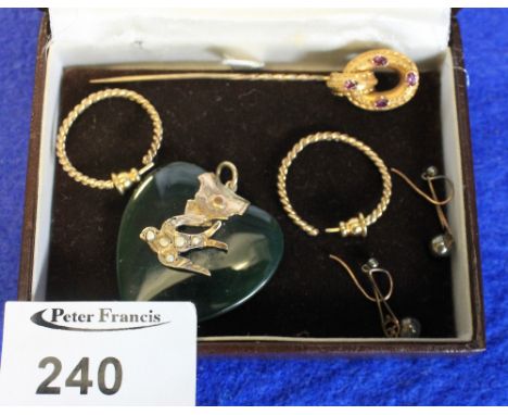 Assorted jewellery items including jade heart shaped pendant; amethyst stick pin etc.