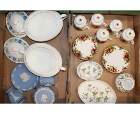 A mixed collection of tea ware items to include Royal Albert 'Old Country Roses' pattern, six saucers, five cups and five sid