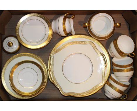 Minton Buckingham tea and dinner ware to include six trios, a cake plate, a lidded sugar, a cream jug and six dinner plates (