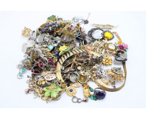 A large collection of vintage costume jewellery including brooches, rings, necklaces etc  1.5 k weight all in very good to ex