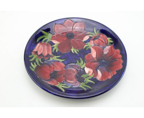 Moorcroft "Hibiscus" pattern plate / charger, diameter 25.5cm.  Of first quality with no obvious signs of damage or restorati