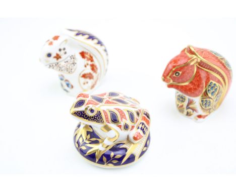 Royal Crown Derby paperweight, Squirrel, date mark for 1995 (LVIII), red Royal Crown Derby stamp on the base, gold stopper, t