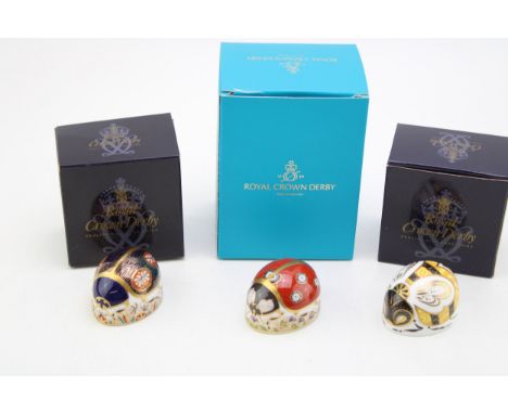 A Royal Crown Derby paperweight, Bumblebee, 6cm wide, Collectors Guild exclusive for 2015, gold stopper and grey printed mark