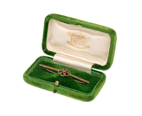 9ct gold bar brooch / stock brooch with floral design in period push button green velvet Mapin &amp; Webb Ltd fitted box, 2.1
