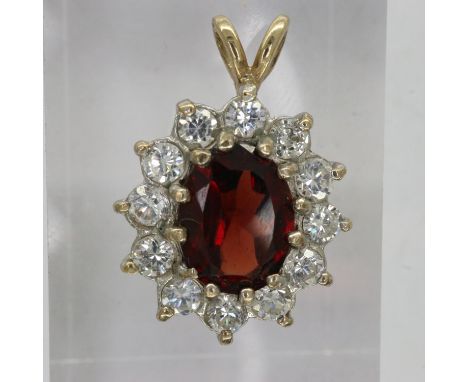 9ct gold cluster pendant set with garnet and cubic zirconia, H: 20 mm, 1.9g. UK P&amp;P Group 1 (£16+VAT for the first lot an