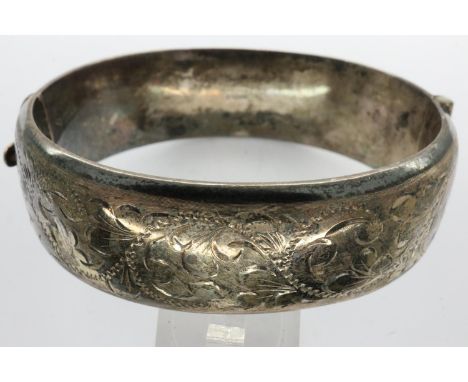 Hallmarked silver snap bangle, safety chain damaged, D: 70 mm, 28.2g. UK P&amp;P Group 1 (£16+VAT for the first lot and £2+VA