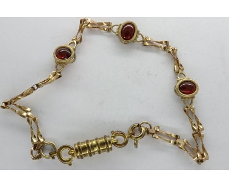 9ct gold gate bracelet with magnetic clasp set with three cherry amber cabochons, L: 20 cm, 6.1g. UK P&amp;P Group 1 (£16+VAT