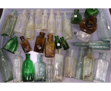 Quantity of chemist and apothecary bottles (30). UK P&amp;P Group 3 (£30+VAT for the first lot and £8+VAT for subsequent lots