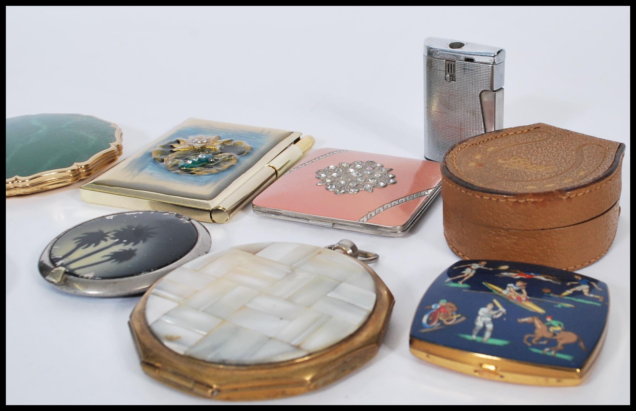 A selection of vintage 1920's / 1930's ladies makeup compacts to ...