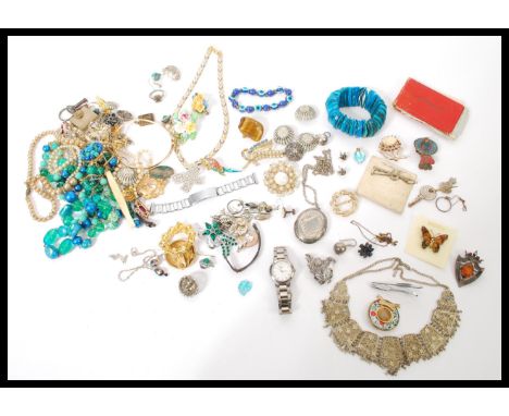 A collection of vintage costume jewellery to include a good selection of brooches to include some 50's style floral rhineston