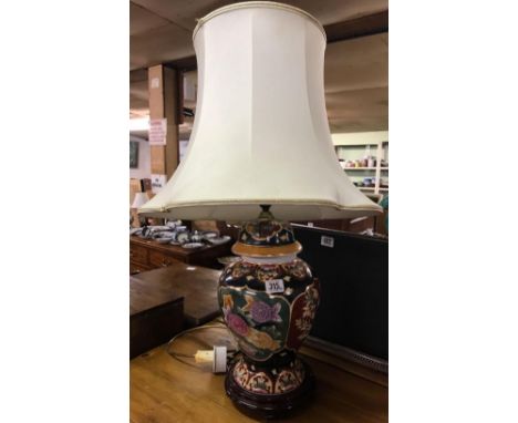 DECORATIVE TABLE LAMP WITH SHADE