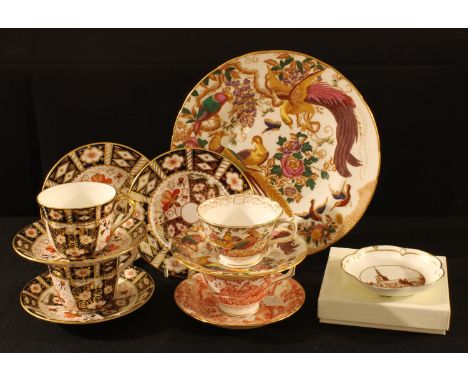 A pair of Royal Crown Derby 2451 pattern teacups, saucers and tea plates, first quality; an Olde Avesbury pattern dinner plat