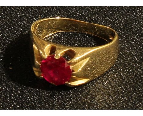 A 14k gold ring set with a single faceted ruby, 6.4g 