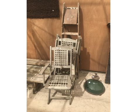 FOUR WOODEN FOLDING GARDEN CHAIRS AND A VINTAGE FIVE RUNG WOODEN STEP LADDER 