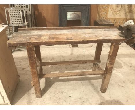 A VINTAGE WOODEN WORKBENCH 137CM X 47CM WITH A RECORD No2 VICE 