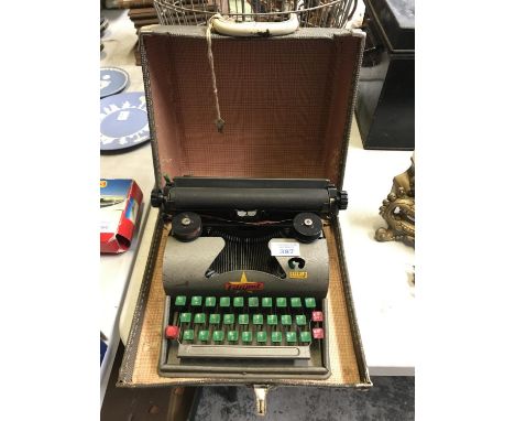 A VINTAGE CASED CHILD'S 'LILLIPUT' TYPEWRITER 