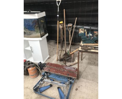 VARIOUS GARDEN TOOLS TO INCLUDE SHEARS, SHOVELS, RAKE, HOE AND A WORKMATE WORK BENCH ETC 
