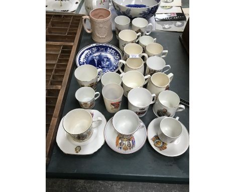 A LARGE COLLECTION O COMMEMORATIVE WARE TO INCLUDE MUGS, CUPS AND SAUCERS ETC 