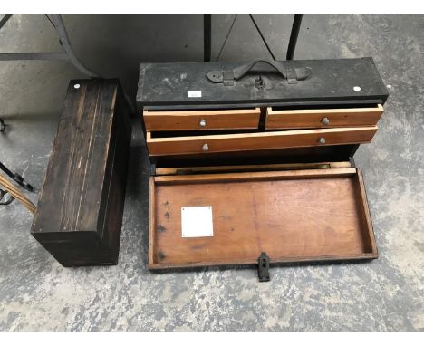 A VINTAGE WOODEN TOOL BOX WITH TWO SHORT AND ONE LONG INTERIOR DRAWERS AND A FURTHER WOODEN LIDDED BOX 