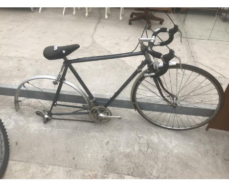 A VINTAGE RALEIGH ROYAL RACING BIKE (MISSING REAR WHEEL) 