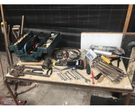 VARIOUS TOOLS TO INCLUDE RECORD ADJUSTABLE SPANNERS, SPANNERS AND A FOLD OUT TOOL BOX WITH CONTENTS ETC 