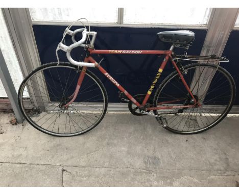 A VINTAGE TEAM RALEIGH RED EUROPA RACING BIKE WITH ORIGINAL SEAT 