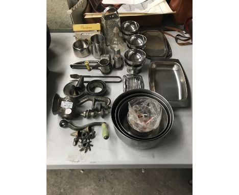VARIOUS KITCHEN ITEMS TO INCLUDE A VINTAGE MINCER, GRATER, RECIPE HOLDER TIN, STAINLESS STEEL ITEMS ETC 
