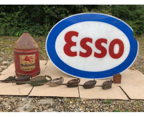 A small Junior Shell can, 11 cm high (over handle), a Mobiland Tractor Oil can, 52 cm high, 7 oilers, and an Esso plastic sig