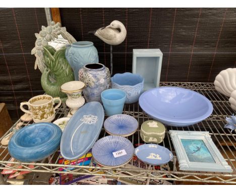 AN ASSORTMENT OF BLUE AND GREEN CERAMIC ITEMS TO INCLUDE TWO PIECES OF JASPER WARE, A DARTMOUTH FISH JUG AND A MIRROR ETC 