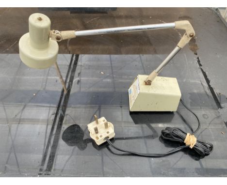 A VINTAGE MID CENTURY WATCH MAKERS ENAMEL ANGLE POISE LAMP 