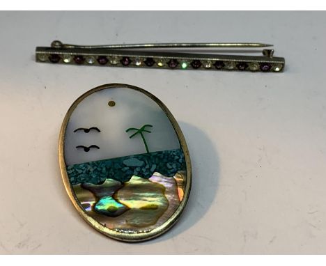 TWO MARKED SILVER ITEMS TO INCLUDE A BAR BROOCH WITH CLEAR AND PURPLE STONES AND A BROOCH/PENDANT WITH A MOTHER OF PEARL BEAC