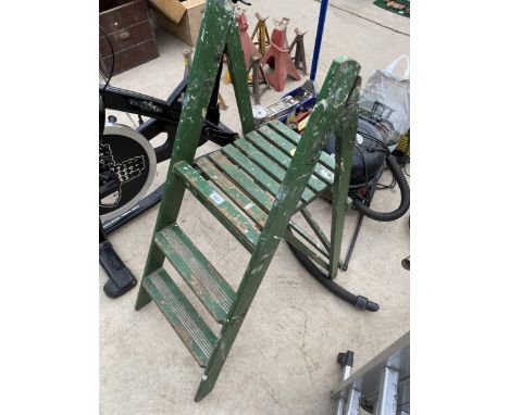 A VINTAGE TWO RUNG WOODEN STEP LADDER 