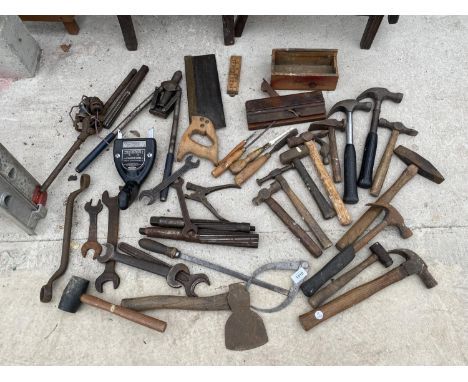 AN ASSORTMENT OF VINTAGE HAND TOOLS TO INCLUDE SAWS, SPANNERS, HAMMERS AND AXES ETC 