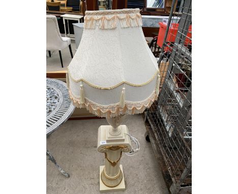 A CERAMIC TABLE LAMP ON PEDESTAL BASE WITH SHADE 