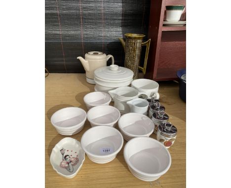 AN ASSORTMENT OF CERAMIC WARE ITEMS TO INCLUDE ROYAL WORCESTER SAUCE POTS, A PORTMEIRION JUG,AND A DENBY TEAPOT ETC 