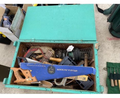A VINTAGE TOOL CHEST CONTAINING AN ASSORTMENT OF VARIOUS TOOLS TO INCLUDE SAWS, TROWELS AND SCREW DRIVERS ETC 