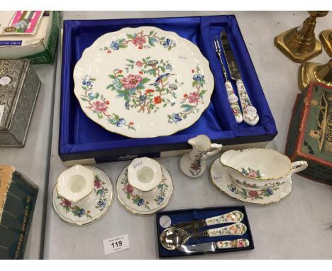 A COLLECTION OF AYNSLEY CHINA 'PEMBROKE AND 'ENGLAND' TO INCLUDE A BOXED PLATE, KNIFE AND FORK, CANDLESTICKS, SAUCE BOAT AND 