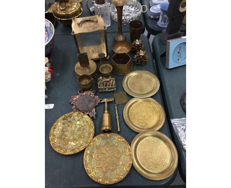 A QUANTITY OF BRASSWARE TO INCLUDE, PLATES, CORKSCREW, A BRASS CASE FOR A CARRIAGE CLOCK, BOWLS, ETC 