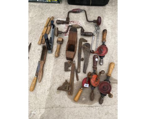 AN ASSORTMENT OF HAND TOOLS TO INCLUDE BRACE DRILLS, WOOD PLANES AND PLIERS ETC 