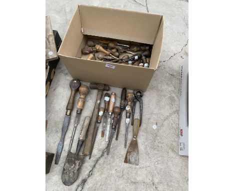 AN ASSORTMENT OF VARIOUS VINTAGE HAND TOOLS TO INCLUDE CHISELS AND SCREW DRIVERS ETC 