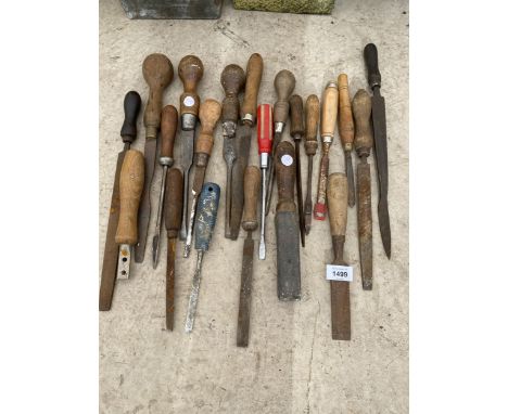 AN ASSORTMENT OF TOOLS TO INCLUDE FILES, CHISELS AND SCREW DRIVERS ETC 