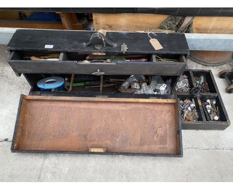 A VINTAGE WOODEN JOINERS CHEST WITH AN ASSORTMENT OF TOOLS TO INCLUDE A BRACE DRILL, PLIERS AND CHISELS ETC 